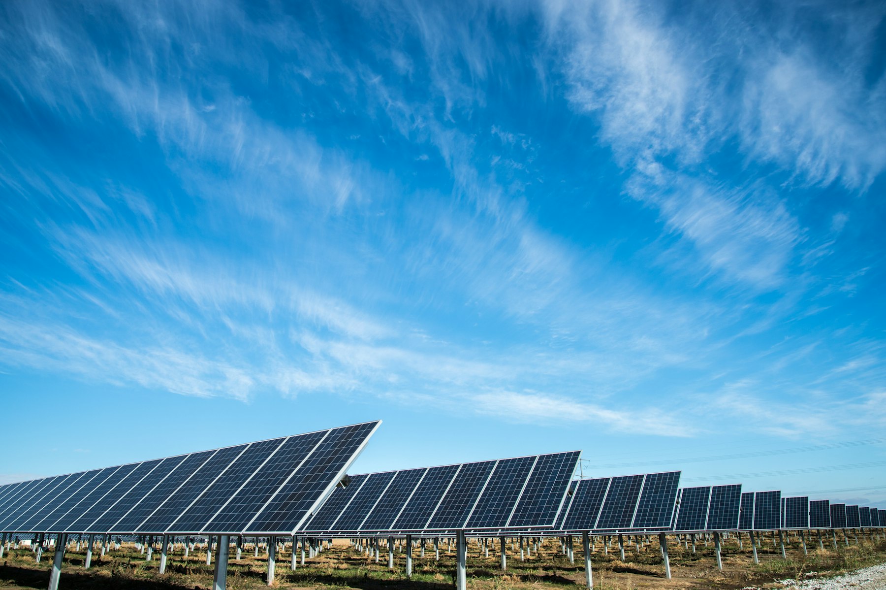 Photovoltaik-Feld unter klarem Himmel